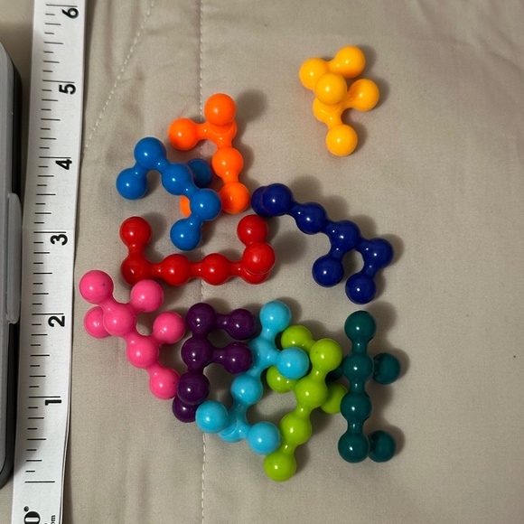 IQ fit. Fun brain teaser/strategy game where you Make the pieces fit together. - Picture 10 of 13